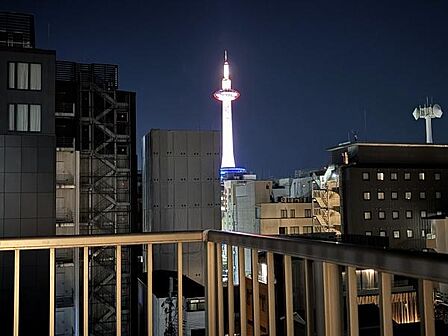 日没〜24：00の間、京都タワーのライトアップをお楽しみ頂けます。基本ホワイトですが、啓発活動に合わせてイエローグリーンやピンク、パープルなどにライトアップが変化することもあります。