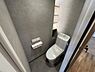 トイレ：トイレ空間は間接照明と収納ニッチでこだわりの空間に
