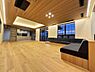リビング/ダイニング：本物件一押しの空間である32.6帖LDK。単に広い空間ではなく、アイランドキッチン、無垢フローリング、折上げ突板天井＋間接照明、造作ソファ、ワイドスライディング窓など様々な設備が空間を彩ります。