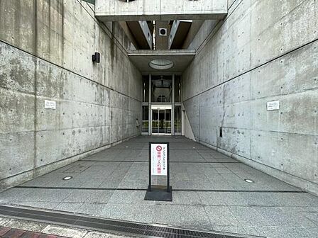 【エントランス】綺麗に保たれているマンション入口部分。