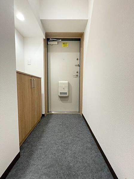 【玄関】シューズボックス付きで靴が収納でき、玄関回りをすっきりと見せることができます。