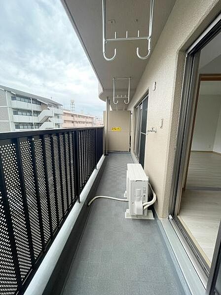 【バルコニー】洗濯物を干しやすい広さのバルコニーです。