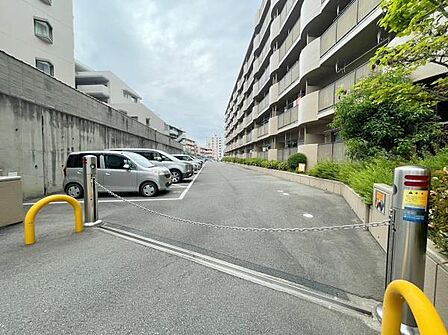 【駐車場】マンション敷地内にある駐車場です。