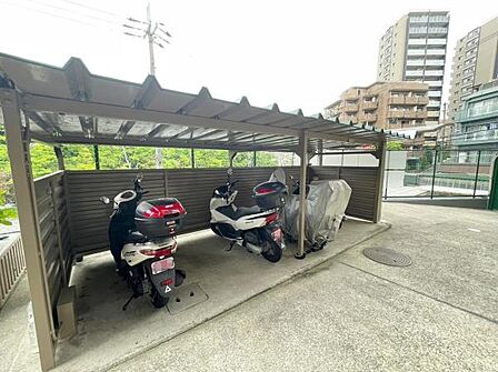 【バイク置場】マンション敷地内にあるバイク置き場です。