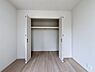 収納：■■closet■■クローゼットはスーツ類から丈の長いコート類まで何でも収納できる便利なスペースです。衣装ケースと併用することでセーター類なども収納でき自分だけのスペースにカスタマイズできます。