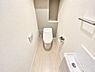 トイレ：■■Toilet■■清潔な空間を保ちたいトイレはオフホワイトでまとめました。毎日使う場所だからこそお手入れも楽々にできる機能が搭載されております。汚れが付着しにくい便器はお掃除も楽々です。