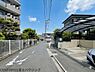 その他：西側前面道路は幅員約6.0mと広く、歩道も整備されているため小さなお子様がいるご家族も安心の環境です。道路幅にゆとりがあるため、大きなお車の駐車や車庫入れが苦手な方でもスムーズに出し入れ可能です。
