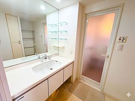 大きな鏡の洗面台!毎朝の準備が楽しくなります。