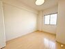 洋室：角部屋なので洋室の窓から太陽の光が入ってきます！！