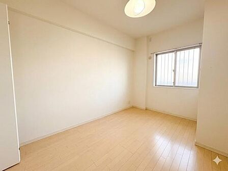 角部屋なので洋室の窓から太陽の光が入ってきます!!