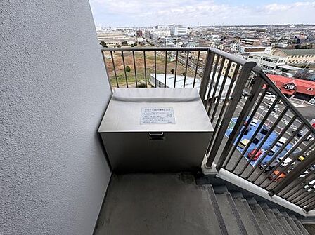 各階にごみ置き場があり、地上階まで下りる必要はございません!