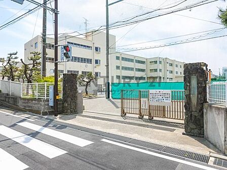 西浜小学校まで499m