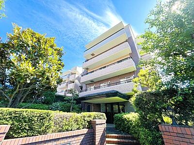 外観:周辺は緑が多く気品高い雰囲気となっております 外観:周辺は緑が多く気品高い雰囲気となっております