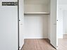 収納：【クローゼット】お部屋ごとに設けた収納は住みやすさへのこだわりです。