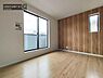 洋室：【洋室】開放的なバルコニーに面したお部屋。採光良好な快適空間です。