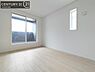 洋室：【洋室】開放的なバルコニーに面したお部屋。採光良好な快適空間です。