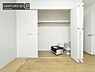 収納：【クローゼット】お部屋ごとに設けた収納は住みやすさへのこだわりです。