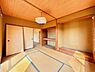 和室：リビング横の和室は落ち着く空間となっております♪※AI加工により家具等は消去しています。