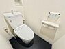 トイレ：トイレも大変綺麗にされています♪※AI加工により家具等は消去しています。