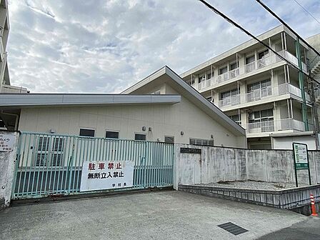 大和高田市立片塩中学校まで1946m、高田市駅から徒歩約15分 浮孔駅から徒歩約14分 高田駅から徒歩約24分