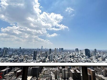 40階ならではの圧巻のパノラマビュー。遮るもののない開放感が広がり、大阪市街を一望できる贅沢な眺望が日常を彩ります。昼間はどこまでも広がる青空、夜には煌びやかな夜景をお楽しみいただけます。
