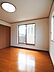 洋室：2階8帖洋室｜2階の洋室。全室クロス張替済みで大変綺麗です。各部屋にクローゼットを備えており、お部屋を広く使えます☆