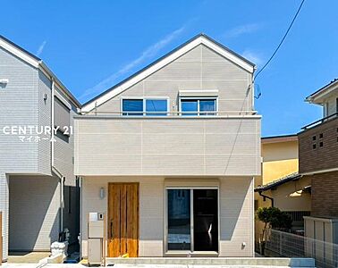 外観:青空に映える明るい外観。陽当たりや通風の良さも魅力です♪ 外観:青空に映える明るい外観。陽当たりや通風の良さも魅力です♪