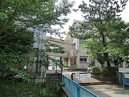 横須賀市立追浜小学校まで335m、元気に遊び、学ぶ児童たちの声が聞こえてきます