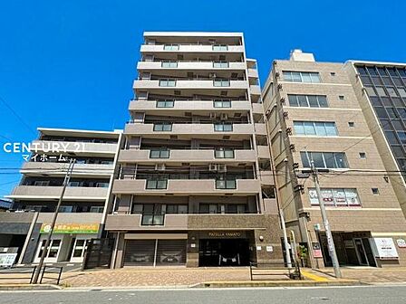青空に映える明るい外観。陽当たりや通風の良さも魅力です♪
