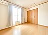 洋室：全室南東向きの明るい住空間！全居室にクローゼット付なので、洋服や小物などもスッキリと片付けてお部屋を広く使えます。室内の写真はCGで家具を消して空室後のイメージを再現しています。