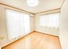 洋室：2階の2部屋がバルコニーに面し、明るく風通しも良好！開放感も感じられる快適なお部屋でプライベートの時間もゆったりとくつろげます。室内の写真はCGで家具を消して空室後のイメージを再現しています。