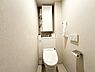 トイレ：トイレシンプルで清潔感のある温水洗浄便座付きのトイレです。上部にはトイレットペーパーのストックや掃除用品を隠して収納できる便利な棚があり、トイレ内をいつもすっきりと綺麗に保つことができます！