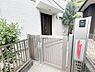 玄関：玄関門扉やフェンスでしっかり囲われた、安心感のある玄関アプローチです！手入れの行き届いた植栽が、お家の入り口に彩りを添えています。