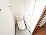 トイレ：トイレ窓がある明るいトイレ空間です！圧迫感を感じさせない広さがありシンプルながらも機能的な、落ち着ける空間です。