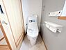 トイレ：トイレ温もりを感じる木目アクセントがおしゃれなトイレスペース！節水型の温水洗浄便座を完備し、手すりやペーパーホルダーも使いやすく配置されています。小窓付きでいつでも爽やかに換気が行えて快適♪