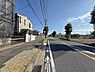 その他：前面道路約15ｍのゆとりある道路幅が魅力。開放感があり、車の出入りもしやすく駐車もスムーズ。広々とした道路面により、明るく快適な住環境を演出します。
