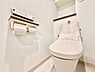 トイレ：清潔感あふれるトイレは、毎日快適に使える心地よい空間。落ち着いた雰囲気で、家族みんなが気持ちよく利用できる嬉しい設備です。