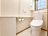トイレ：トイレ温水洗浄便座を完備した清潔感あふれるトイレスペース！小窓付きで換気もスムーズに行えて安心です。室内の写真はCGで家具を消して空室後のイメージを再現しています。