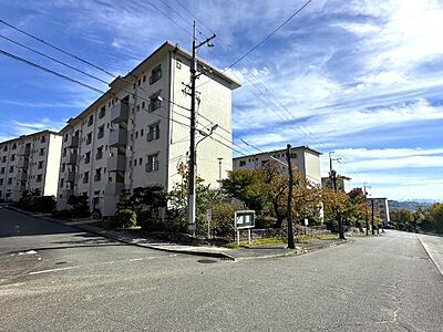 外観：団地内の道路は交通量も少なく静かな住環境♪