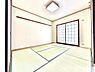 和室：【南側 和室 6帖】床の間のある和室で、和の風情を感じられる落ち着いた空間です。