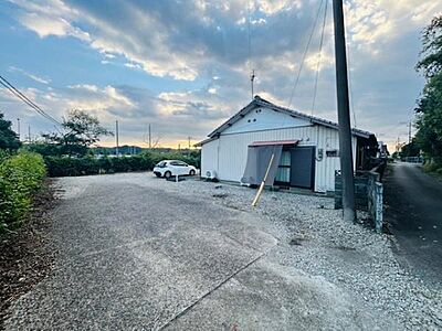 外観:広々とした敷地が特徴の外観です。駐車スペースがしっかりと確保されています。建物前面は開放感があり交通アクセスもしやすい印象です。周囲には緑が多く落ち着いた雰囲気が感じられます。 外観:広々とした敷地が特徴の外観です。駐車スペースがしっかりと確保されています。建物前面は開放感があり交通アクセスもしやすい印象です。周囲には緑が多く落ち着いた雰囲気が感じられます。