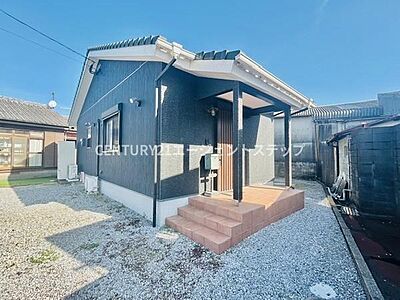 外観:落ち着いた色合いの外観が印象的です。シンプルな造りながらも玄関ポーチがアクセントになっています。敷地内はゆとりがあり駐車や様々な用途に使いやすそうです。採光も取り入れやすい配置です。 外観:落ち着いた色合いの外観が印象的です。シンプルな造りながらも玄関ポーチがアクセントになっています。敷地内はゆとりがあり駐車や様々な用途に使いやすそうです。採光も取り入れやすい配置です。