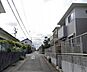 その他：幅員のある前面道路が続いており車の出入りもスムーズに行えます。周辺は落ち着いた住宅が並び道路沿いの整然とした街並みが印象的です。現地までのアクセスもしやすい立地に位置しています。