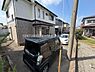 駐車場：敷地内には駐車スペースが設けられており複数台の車も安心して停められます。前面道路からの出入りもスムーズに行えます。来客時にも便利な駐車場が確保されています。道路側からも車の姿が確認しやすい配置です。