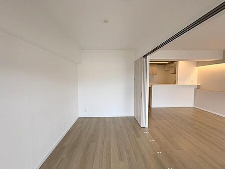 【洋室】バルコニーに面した明るいお部屋。