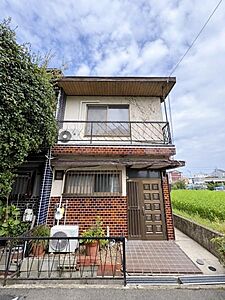 外観:【外観】昭和45年10月建築、木造2階建て※AIを使用し編集した画像です。細部設備については一部描写が不足している箇所がございますので、あらかじめご了承ください。 外観:【外観】昭和45年10月建築、木造2階建て※AIを使用し編集した画像です。細部設備については一部描写が不足している箇所がございますので、あらかじめご了承ください。