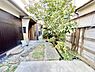 その他：季節の移ろいを感じられるお庭付！玄関付近には桜の木が植えられており、自宅でも綺麗な桜が楽しめます♪