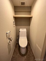 [トイレ] いつも快適・清潔な温水洗浄機能付。トイレ周りで利用する小物の収納に嬉しい収納棚付