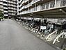 その他：屋根付きの駐輪場が設けられているので雨天時にも自転車を守ることができます。たくさんの自転車が停められる広さがあり入出庫もスムーズです。敷地内にあるため移動も便利で日常の利用に適しています。