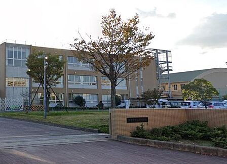 四日市市立港中学校まで486m